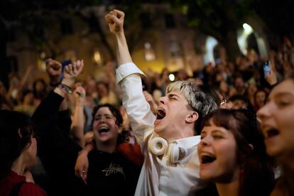 Thousands of people sing the popular song 'Grandola, Vila Morena' during the first minutes of this Thursday, April 25, in Lisbon's Carmo Square, in commemoration of the fiftieth anniversary of the Carnation Revolution.