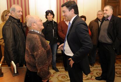 El alcalde de Vitoria, Patxi Lazcoz (izquierda), charla con uno de los asistentes a la reunión.