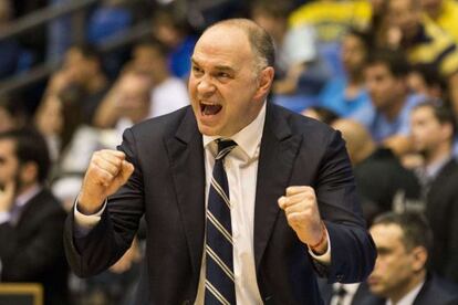 Pablo Laso celebra una canasta durante el partido ante el Maccabi 