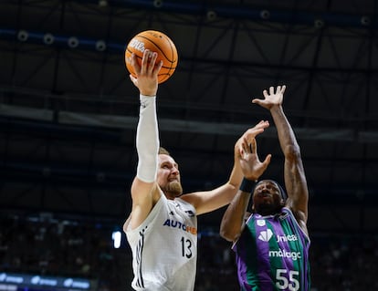 El base de Montenegro del Unicaja Kendrick Perry (d) en acción ante el alero bosnio del Real Madrid Dzanan Musa este domingo.