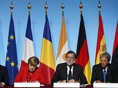 Macron, Merkel, Rajoy y Gentiloni en rueda de prensa este lunes en París.