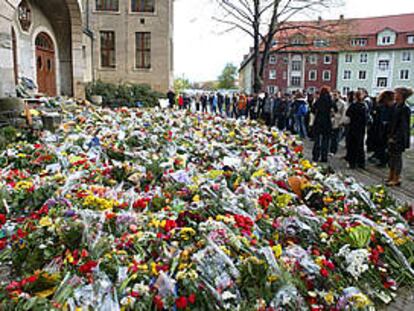 Los estudiantes guardan un minuto de silencio por las víctimas de un ex alumno de un colegio de Erfurt.