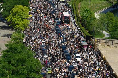 Manifestantes bloqueiam a ruas em frente à embaixada dos EUA em Londres, neste domingo. 