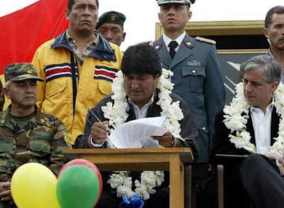 El presidente de Bolivia, Evo Morales (en el centro), y el vicepresidente, Álvaro García Lineras, a la derecha, en un acto el pasado 9 de febrero.