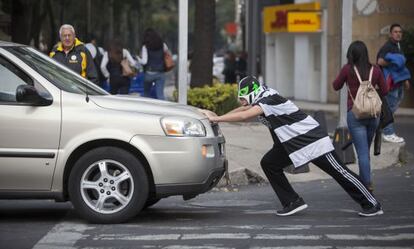 Peatónito retirando un auto de la línea peatonal en Paseo de la Reforma.