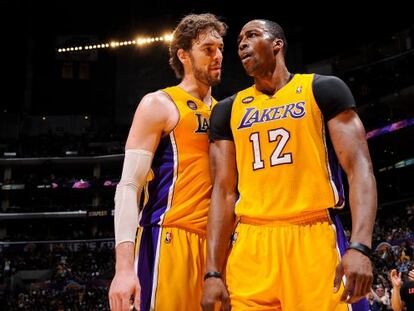 Dwight Howard, junto a Pau Gasol, la temporada pasada con los Lakers