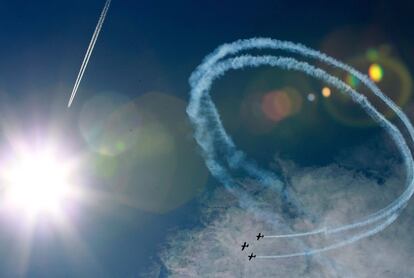 Exhibición aérea del grupo acrobático 'Firebirds Acrobatic' en Nowy Targ, Polonia.