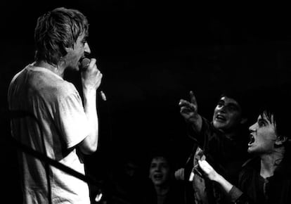 Evaristo, actuando con La Polla Records en un concierto de 1989.