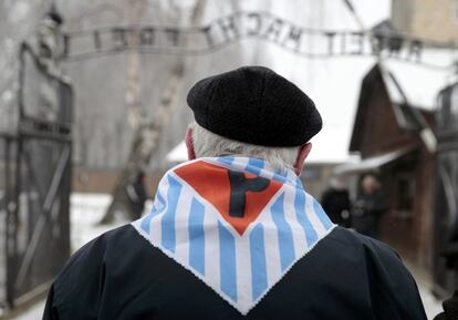 Un superviviente del genocidio nazi a la puerta del antiguo campo de concentración de Auschwitz donde se celebra una ceremonia homenaje a las víctimas del Holocausto.