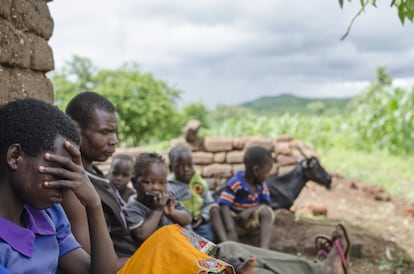 Todos los ojos están puestos en la nueva pandemia, la del coronavirus, pero existen otras a las que no prestamos suficiente atención. La propagación del VIH en África es enorme y en Malawi, una de las más altas del mundo. En la foto, Catherine (se tapa la cara) acaba de regresar a casa, después de pasar unos días en el hospital, donde fue tratada por contraer malaria. Catherine tiene 14 años y es VIH positiva. Es beneficiaria del programa Dream de la Comunidad Sant'Egidio, una ONG que apoya proyectos de prevención y tratamiento del sida en África. Según los datos proporcionados por Unaids, en 2018 en Malawi había 74.000 niños entre 0 y 14 años infectados de los cuales el 61% recibió terapia antirretroviral.