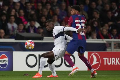 Nuno Mendes protege el balón ante Lamine Jamal.