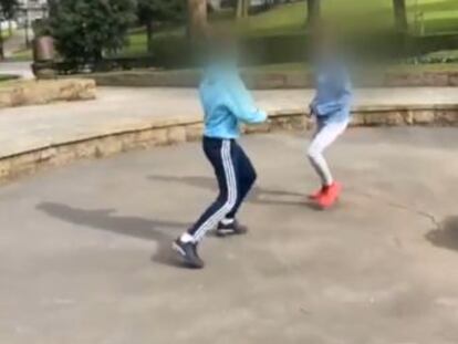 Un vídeo muestra la pelea entre ambos adolescentes en el interior del parque de San Francisco. La policía aclara que fue  una acción premeditada 