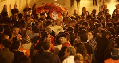 Trabajadores y extrabajadores de RTVV protestan contra el cierre ante el Palau de la Generalitat.