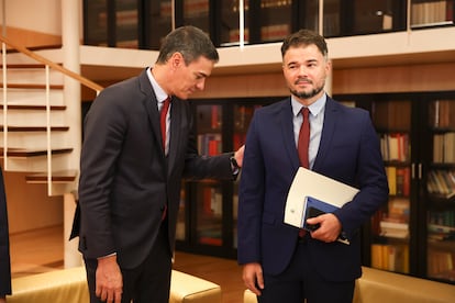 El presidente del Gobierno en funciones, Pedro Sánchez , saluda al portavoz de ERC en el Congreso, Gabriel Rufián. 