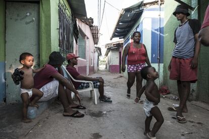 En Tablitas, como en otros sectores deprimidos, caracterizados por población continental o raizal, hay brotes de delincuencia. Mas allá de la común, la falta de planificación y gobernabilidad de esos territorios ha abierto las puertas al narcotráfico.