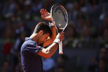 Djokovic aplaude a Nadal después de ganar un saque.