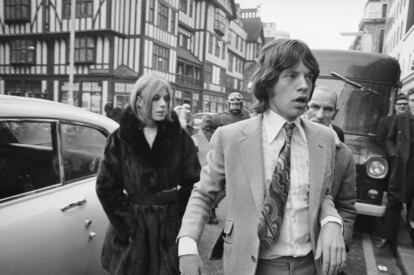 Mick Jagger y Marianne Faithfull llegando al juzgado de Marlborough Street (Londres) para testificar por un caso de posesión de droga en diciembre de 1969. 