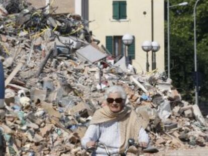 Una mujer pedalea por Cavezzo tras el terremoto.