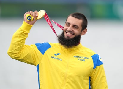 Serhii Yemelianov celebra el oro en la categoría KL3 de los Juegos Paralímpicos de Tokio.