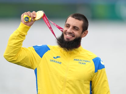 Serhii Yemelianov celebra el oro en la categoría KL3 de los Juegos Paralímpicos de Tokio.