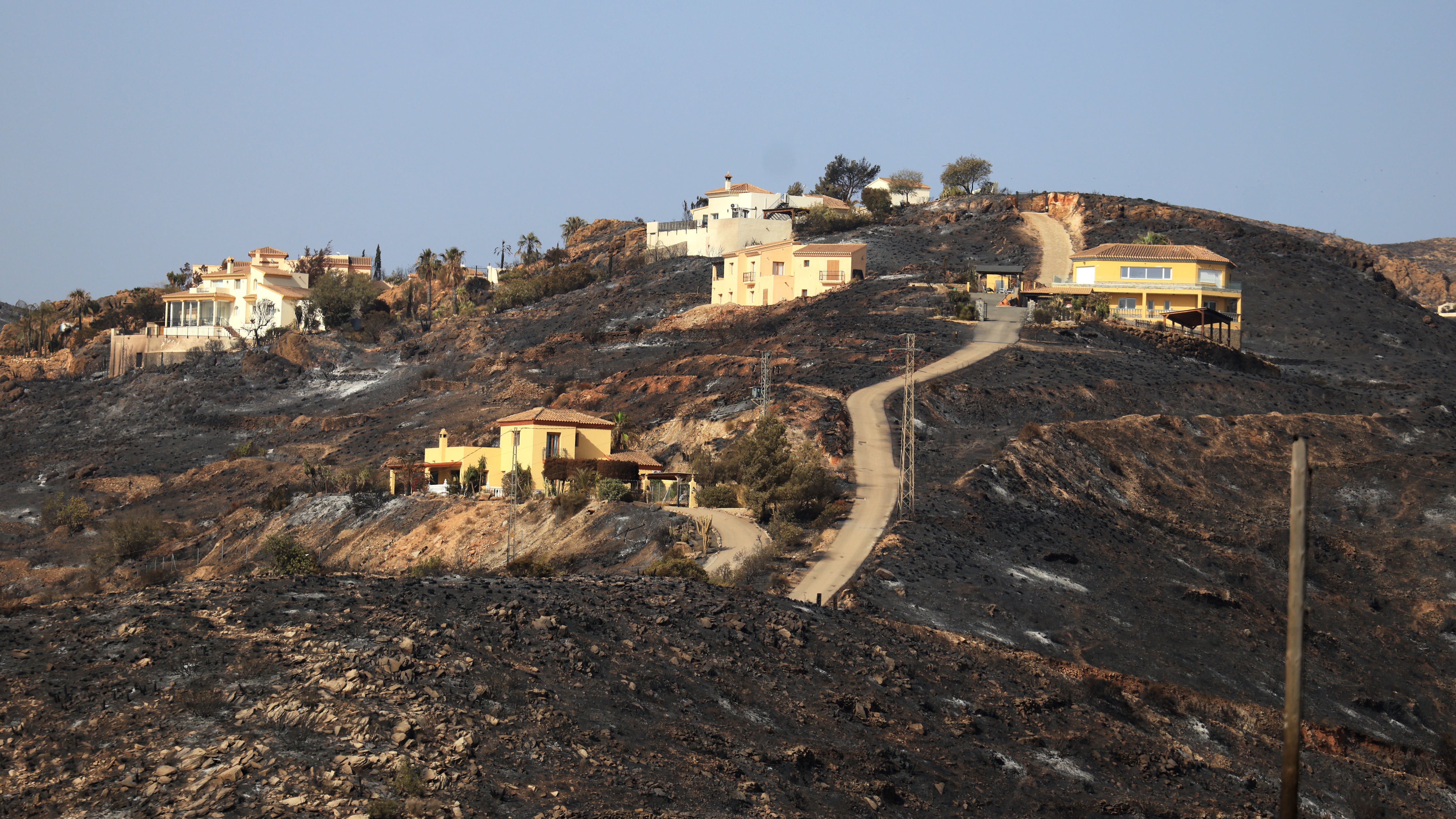El viento da una tregua y permite pasar “al ataque” contra el letal incendio de Los Gallardos