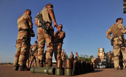 French soldiers arriving from Chad, prepare at the 101 military airbase in Bamako on January 14, before their deployment in the north of Mali.
