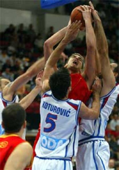 Gasol lucha un balón con la defensa yugoslava.