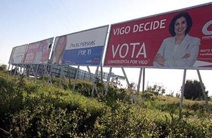 Vallas electorales en Vigo con candidaturas independientes entre carteles de PP y PSOE.