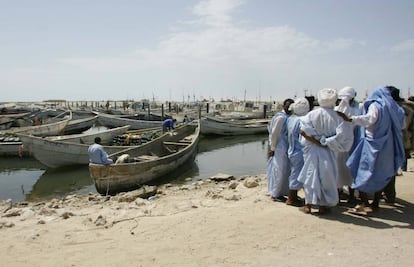 Decenas de Cayucos en el puerto de Nuadibú (Mauritania), en 2006. 