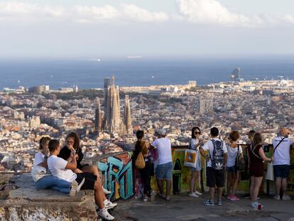 Turistas y vecinos de Barcelona acuden a los búnkeres de las baterías del Carmel para presenciar las vistas de la ciudad durante el atardecer este martes.