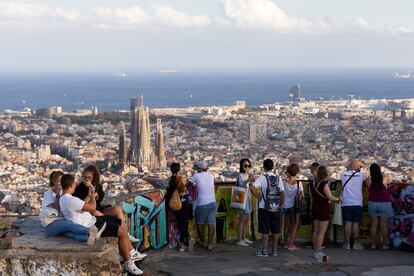 Turistas y vecinos de Barcelona acuden a los búnkeres de las baterías del Carmel para presenciar las vistas de la ciudad durante el atardecer este martes.