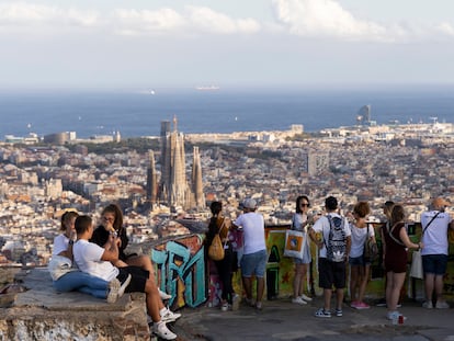 Turistas y vecinos de Barcelona acuden a los búnkeres de las baterías del Carmel para presenciar las vistas de la ciudad durante el atardecer este martes.