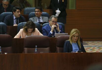 La presidenta de la Comunidad (en primer plano), hoy en la Asamblea regional.