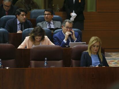 La presidenta de la Comunidad (en primer plano), hoy en la Asamblea regional.