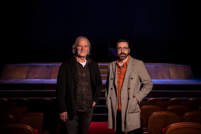 Actor y director de la obra posan juntos en el Teatro de la Comedia, en Madrid.