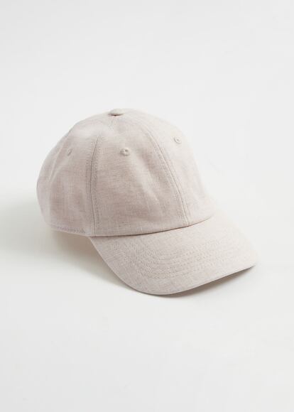 De lino y en color beige, esta gorra de &Other Stories está llamada a convertirse en uno de tus básicos de verano imprescindibles.

25€