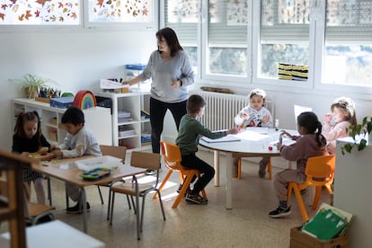 Una maestra con sus alumnos de infantil en una escuela de Manresa, en una imagen de archivo.