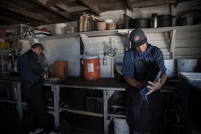 El desierto de Tecate es un territorio de serpientes cascabel, una de las especies más venenosas. Los internos la cazan y conservan como animales de compañía. Algunos de ellos, como en la imagen, trabajan en la cocina del centro.