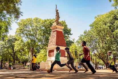 Niños juegan en el centro de Santa Lucía de Villarrica, en Paraguay.