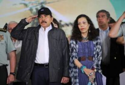 En la imagen, el presidente de Nicaragua, Daniel Ortega (i), y su esposa la primera dama Rosario Murillo (d). EFE/Archivo