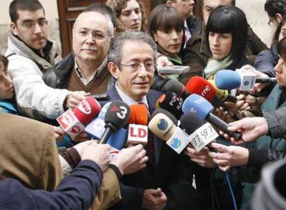 Ángel Luna y José Camarasa, ayer, a la puerta de la sede de la empresa pública de la Generalitat en Valencia.