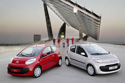 El Citroën C1 es un pequeño coche de ciudad con sólo 3,43 metros de largo pensado para circular y aparcar bien. Tiene un diseño moderno y un interior con cuatro plazas aprovechado al máximo.