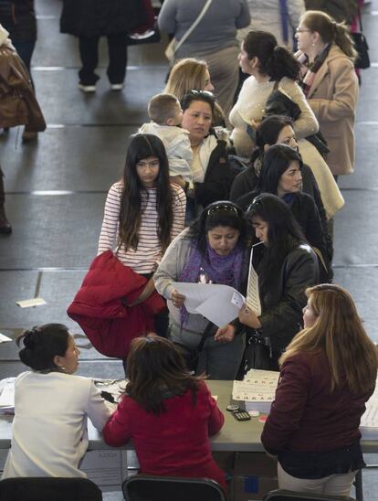 Ciudadanos ecuatorianos depositan su voto en las mesas instaladas en el complejo deportivo municipal Mar Bella, en Barcelona.