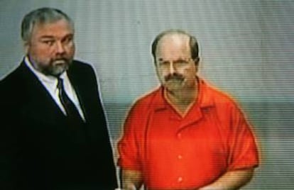 Dennis Rader junto a su abogado durante el juicio en Wichita, Kansas, en 2005.