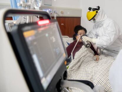 Una paciente tratada por coronavirus, este jueves en un hospital de Wuhan.