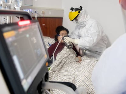 Una paciente tratada por coronavirus, este jueves en un hospital de Wuhan.