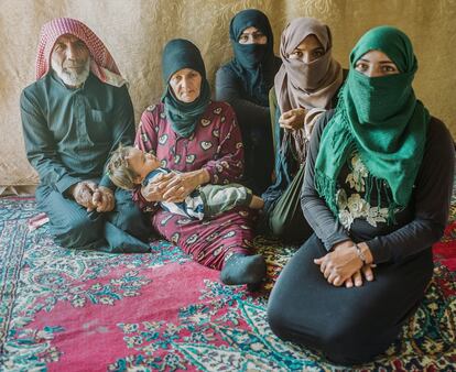 Una familia de Homs desplazada en un campo cerca de la ciudad de Raqqa. Algunos de ellos consiguen trabajar en los campos cercanos, mientras que los niños permanecen en el campamento y no tienen posibilidades de ir a la escuela. Las familias que viven en la pobreza temen que sus hijos sean discriminados en los colegios del pueblo cercano y por eso prefieren no invertir en su educación.