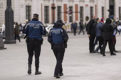 Policías municipales patrullan por la Puerta del Sol.