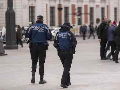 Policías municipales patrullan por la Puerta del Sol.