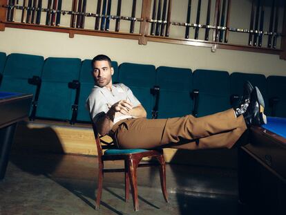 Miguel Ángel Silvestre posa para ICON con polo Emporio Armani, pantalón Sandro Paris y sus propias botas Gucci.